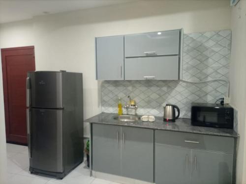 Kuchyň nebo kuchyňský kout v ubytování IZee view appartment Bahria Town