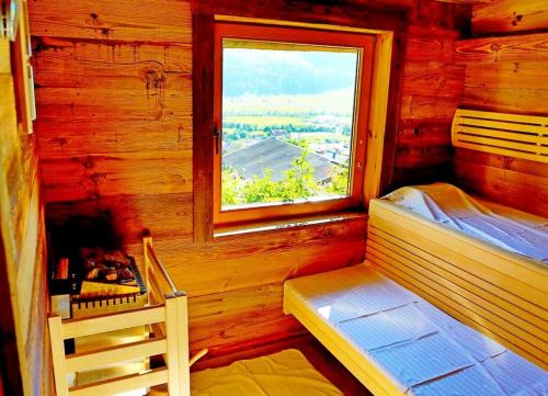 Postel nebo postele na pokoji v ubytování Panorama Ferienhaus Ematberg mit Bergblick und Sauna