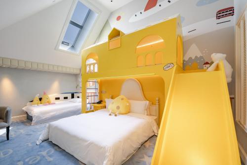 Ένα ή περισσότερα κρεβάτια σε δωμάτιο στο NARADA Resort Shanghai Hotel Disney Store