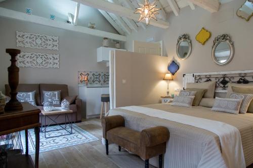 1 dormitorio con cama, sofá y espejos en Palacio Almagra, en Granada