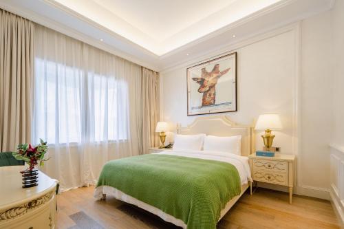 Ένα ή περισσότερα κρεβάτια σε δωμάτιο στο NARADA Resort Shanghai Hotel Disney Store