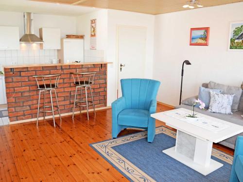 アルテフェーアにあるFerienwohnung Sundblickのテーブルと椅子のあるキッチンとリビングルーム