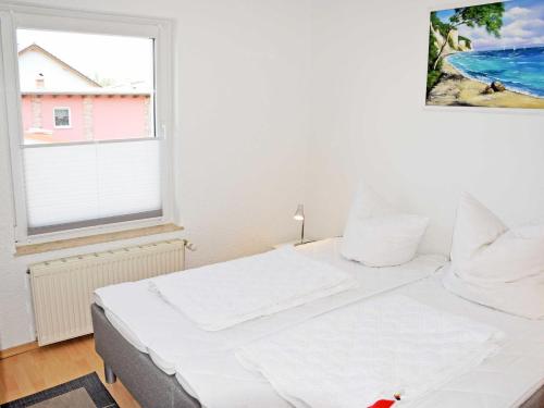 アルテフェーアにあるFerienwohnung Sundblickの窓のある部屋にある白いベッド