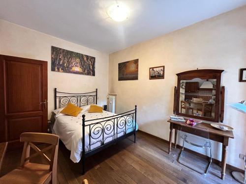 ein Schlafzimmer mit einem Bett, einem Tisch und einem Schreibtisch in der Unterkunft Le 3 Elle Vaticano San Pietro in Rom