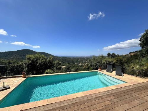 une piscine avec vue sur les montagnes dans l'établissement Villa Blue Hill pour 6 personnes avec piscine privée et vue mer à La Londe-Les-Maures, à La Londe-les-Maures