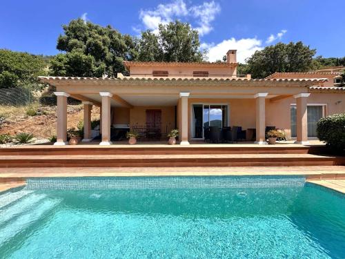 une villa avec piscine devant une maison dans l'établissement Villa Blue Hill pour 6 personnes avec piscine privée et vue mer à La Londe-Les-Maures, à La Londe-les-Maures