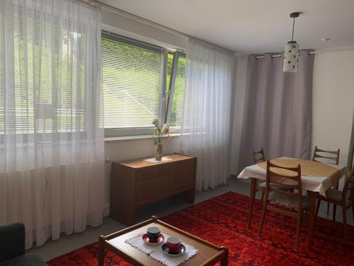 a living room with a table and a dining room at Vintageroom in moderner Umgebung in Ahrensburg