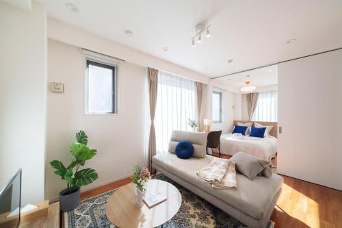 a living room with a couch and a bed at Space Roppongi in Tokyo