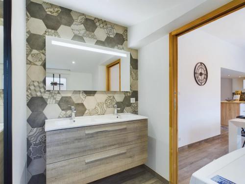 une salle de bain avec un lavabo et un miroir dans l'établissement Les Sables d'Olonne, maison avec jardin pour 6, à Les Sables-dʼOlonne