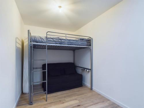 une chambre avec un lit superposé dans une pièce dans l'établissement Les Sables d'Olonne, maison avec jardin pour 6, à Les Sables-dʼOlonne