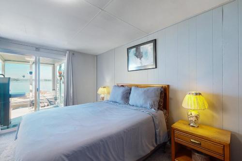 ein Schlafzimmer mit großem Bett und Fenster in der Unterkunft Gray Goose Beach Cottage in Coos Bay