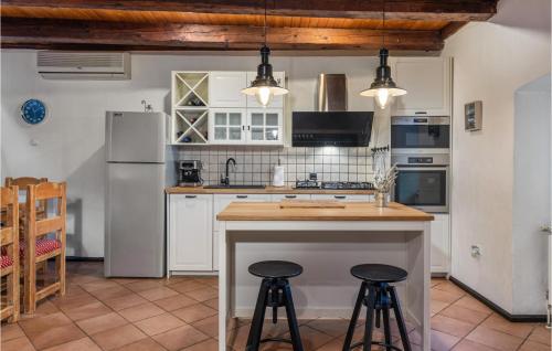 Η κουζίνα ή μικρή κουζίνα στο Beautiful Home In Krasica With Wifi