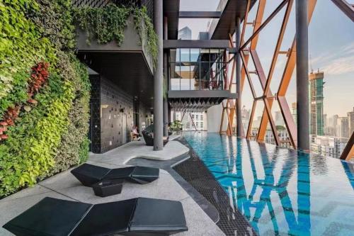 a swimming pool in the middle of a building at Borderless Swimming Pool - Invincible Twin Towers View - Free WiFi in Kampong Gombak Utara