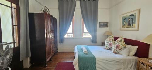 a small bedroom with a bed and a window at Kelkiewyn Guesthouse Caledon in Caledon