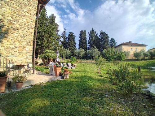 a yard with a building and a grass field at Agriturismo Circugnano in Grassina