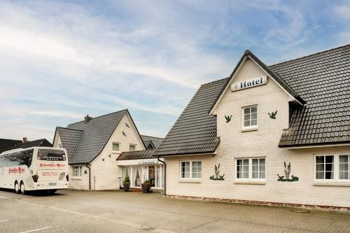LeckにあるHotel Frieslandの建物の前に停まっているバス