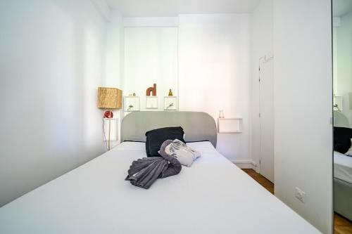 une chambre blanche avec un grand lit blanc dans l'établissement Charmant 2P au cœur de Nice, à Nice