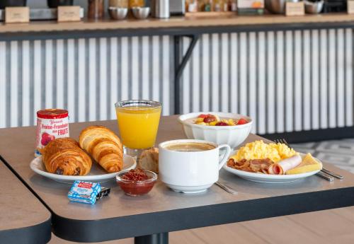 Comida en o cerca de este hotel