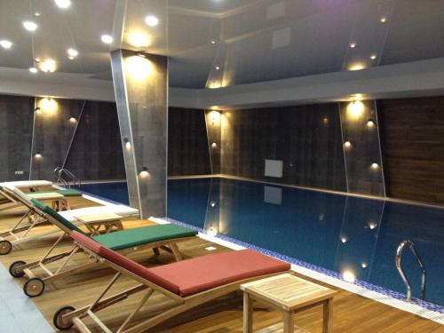 Piscina a Light Apartments o a prop