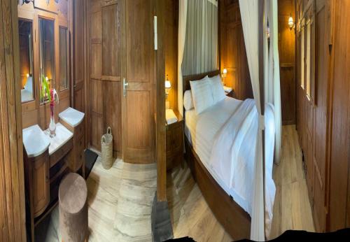 an overhead view of a bedroom with a bed and two sinks at Homestay Omah Embun in Godean