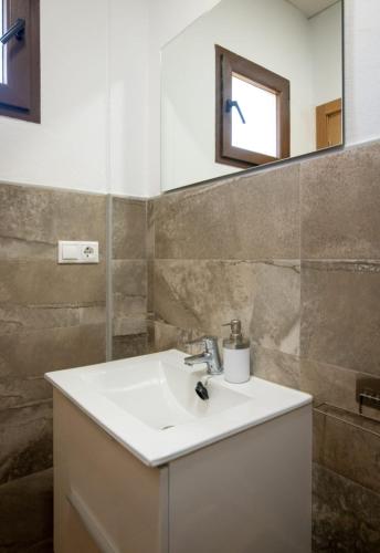 a bathroom with a sink and a mirror at Casa Papi in Zafrilla