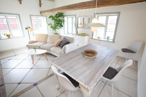 a living room with a table and a couch at Awesome Home In Vessigebro With 2 Bedrooms And Wifi in Vessigebro