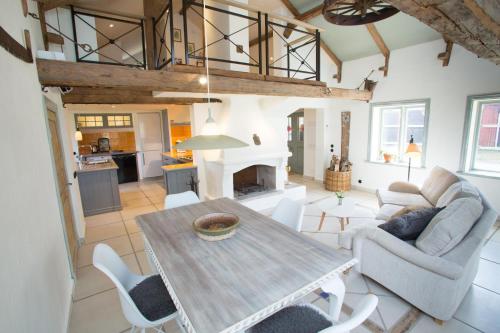a kitchen and living room with a table and chairs at Awesome Home In Vessigebro With 2 Bedrooms And Wifi in Vessigebro