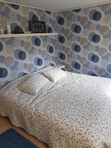 a bedroom with a bed and a wall with polka dots at Amazing Home In Jonstorp With 1 Bedrooms in Jonstorp