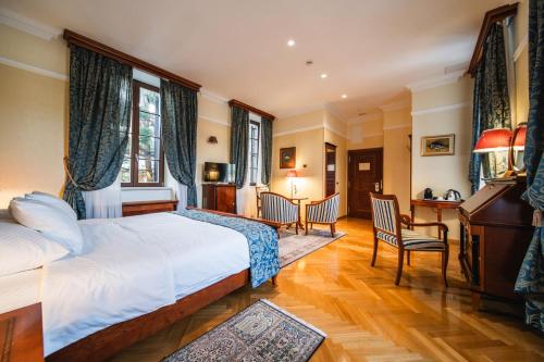 Postel nebo postele na pokoji v ubytování Boutique Hotel Kazbek