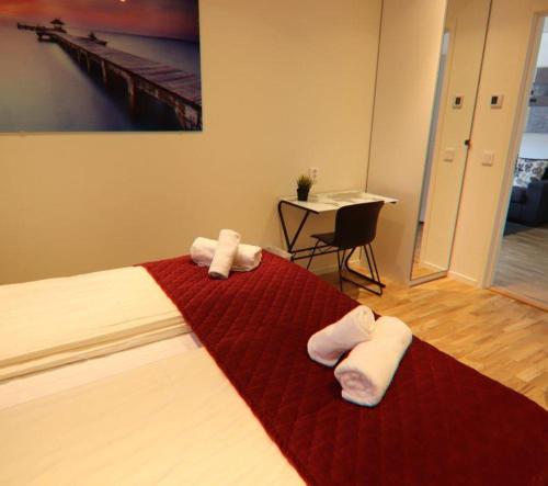 Un dormitorio con una cama con dos toallas encima. en Beautiful Home In Karlshamn With 3 Bedrooms And Wifi, en Karlshamn