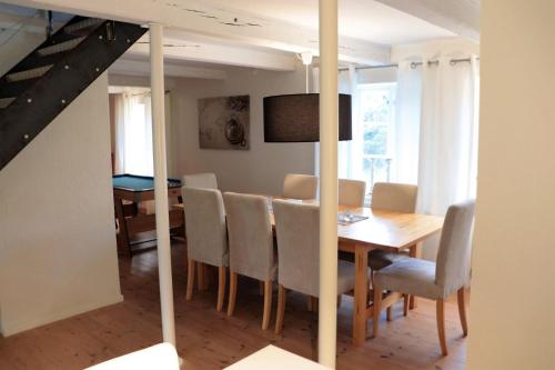 a dining room with a table and chairs at Amazing Home In Höganäs With 2 Bedrooms And Wifi in Höganäs
