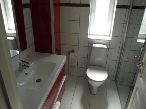 Ένα μπάνιο στο Awesome Home In Rudkøbing With 2 Bedrooms And Wifi