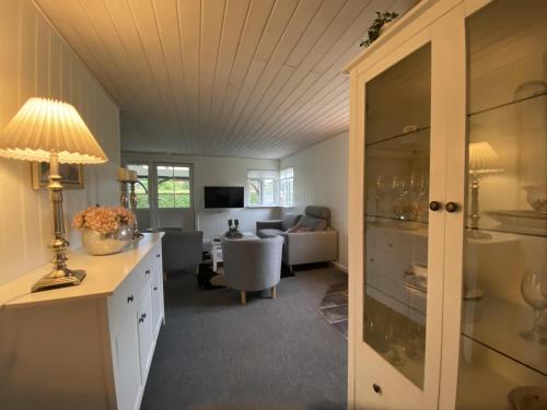 Una habitación con una sala de estar con una mesa y una lámpara. en Stunning Home In Haderslev With 3 Bedrooms, Internet And Sauna, en Haderslev