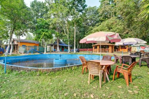 Bazén v ubytování Hotel O Heritage Nest Resort Kazirnga nebo v jeho okolí