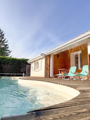Bazén v ubytování Villa Familiale avec Piscine Privée nebo v jeho okolí