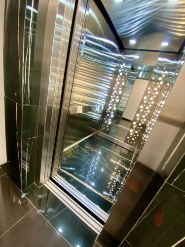 an empty oven with lights on top of it at Eleganza in Neuquén