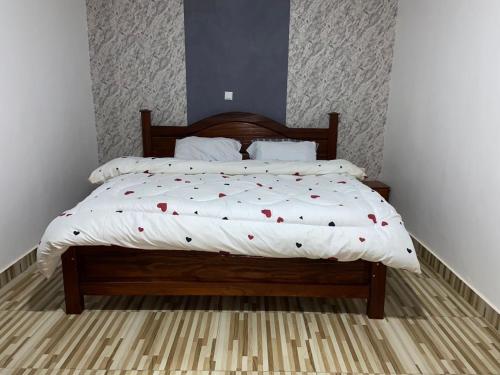 キガリにあるNice Apartment in KIBAGABAGAのベッドルーム1室(赤いハートのベッド1台付)