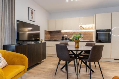 Sunny Bulevard Suite with Private Parking