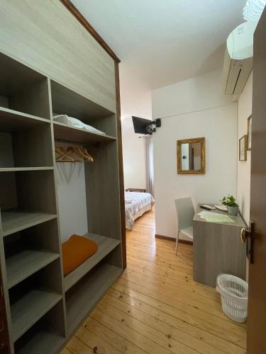 a room with a closet with a desk and a bedroom at Al Vajo in Lazise