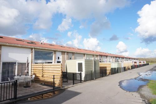 a row of mobile homes on the side of a road at Kustverhuur, Oude manege, Nieuwvliet 14-16 in Nieuwvliet