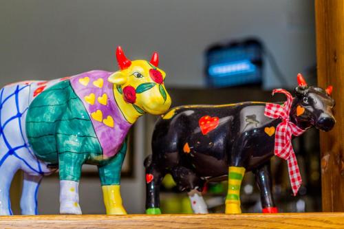 two rubber figurines of cows on a shelf at Ötösfogat Panzió in Siófok