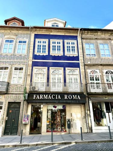 a building on a street with a store at Âmbar Guest House in Braga