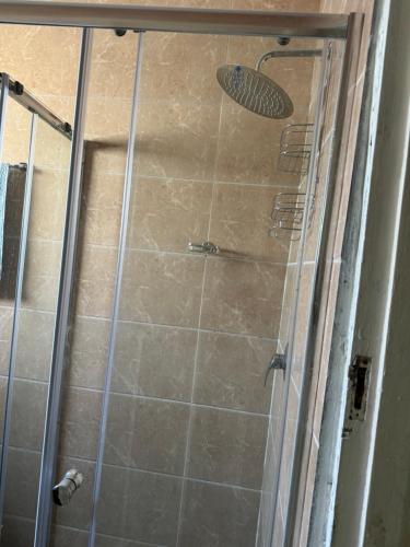 eine Dusche mit Glastür im Badezimmer in der Unterkunft Feel At Home Away From Home in Durban