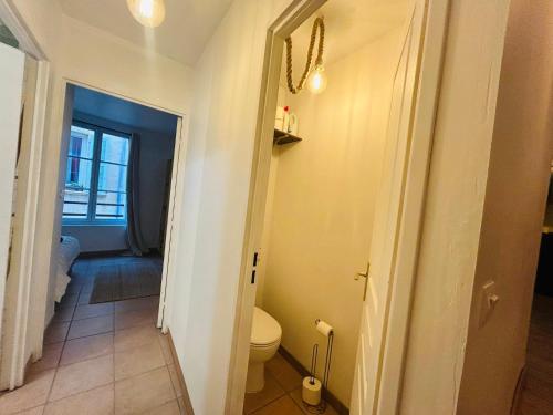 une petite salle de bains avec toilettes et un couloir dans l'établissement Chez Max charmant appartement 2 chambres au cœur du Panier proche Vieux Port, à Marseille