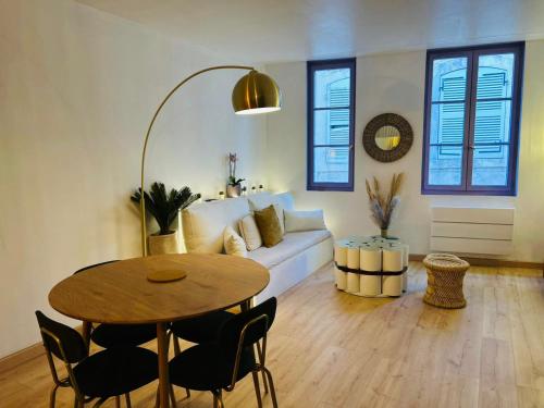 un salon avec une table et un canapé dans l'établissement Chez Max charmant appartement 2 chambres au cœur du Panier proche Vieux Port, à Marseille