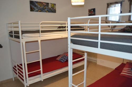 Двухъярусная кровать или двухъярусные кровати в номере Mas Les Filaos (B&B&Bike)