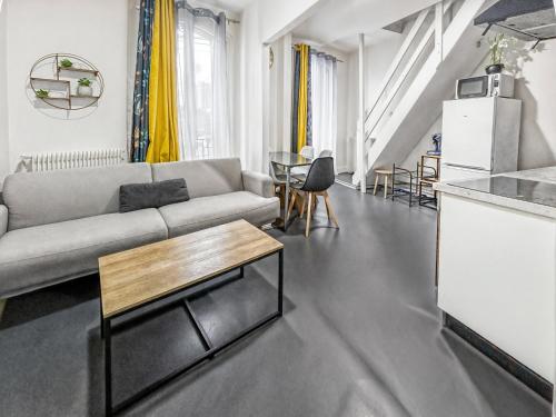 un salon avec un canapé et une table dans l'établissement Espace familial proche de Paris, à La Courneuve