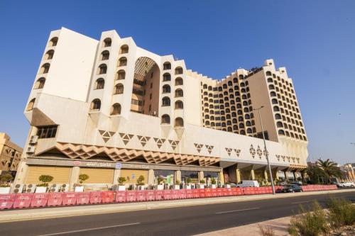 ジッダにあるJeddah Grand Hotelの通り沿いにある建物