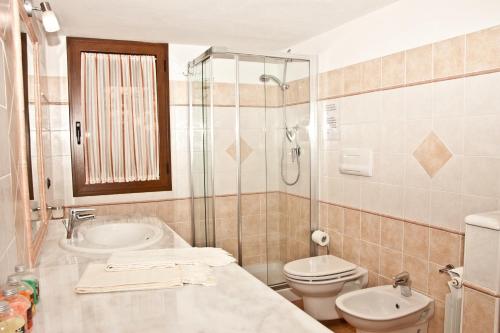 łazienka z umywalką, toaletą i prysznicem w obiekcie B&B Villa Tancau w mieście Santa Maria Navarrese