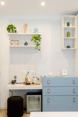 a room with a desk and a blue dresser at InLoco - Natural Experience in Acqualagna